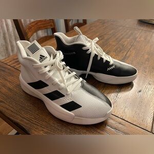 Adidas Men’s Size 8 Basketball Shoes
